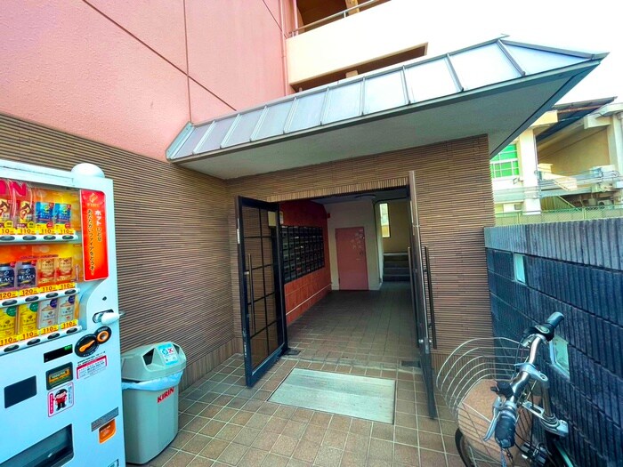 物件外観写真3　(エントランス部分)