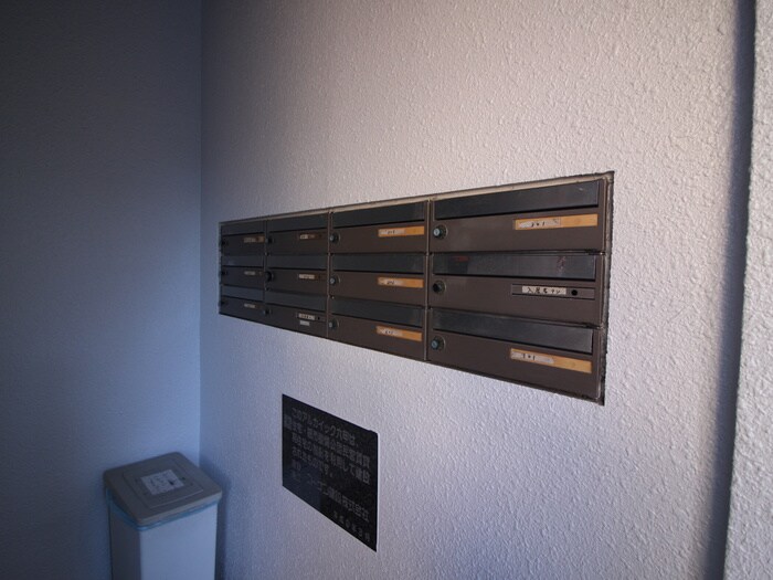 物件外観写真6　(エントランス部分)