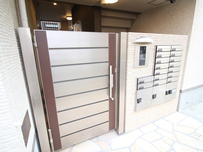 物件外観写真3　(エントランス部分)