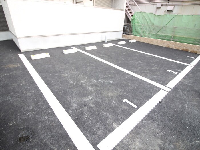 物件外観写真6　(駐車場)