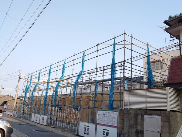 建築中