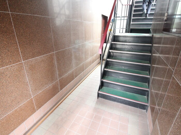 物件外観写真6　(エントランス部分)