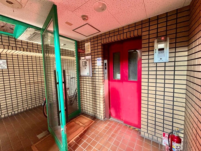 物件外観写真2　(エントランス部分)