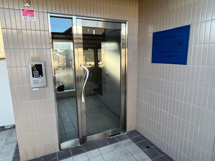 物件外観写真6　(エントランス部分)