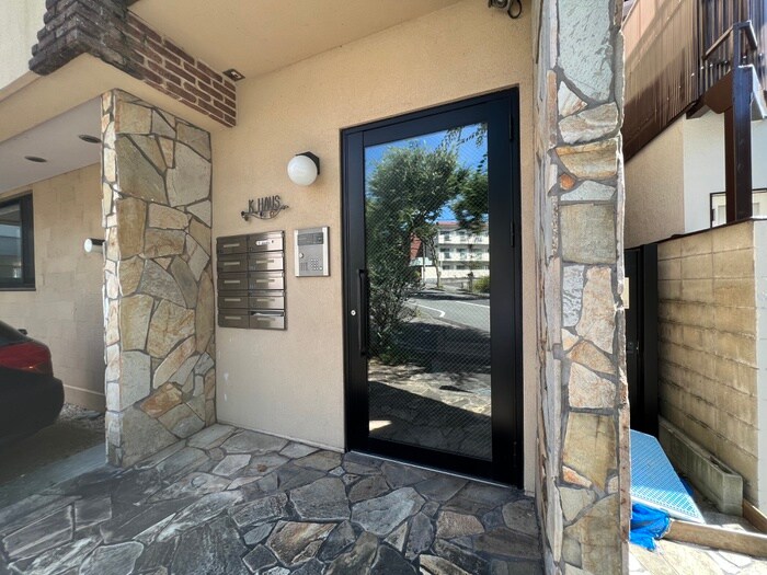 物件外観写真2　(エントランス部分)