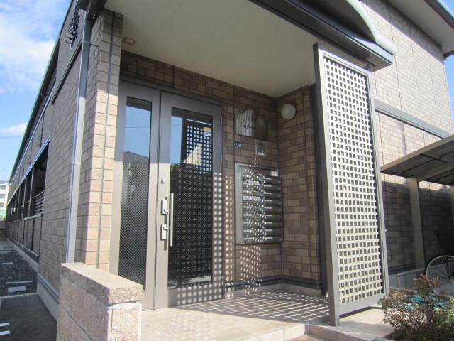 物件外観写真3　(エントランス部分)