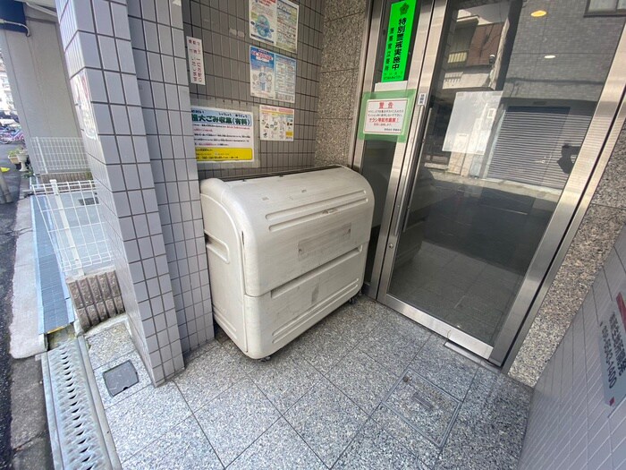 物件外観写真6　(エントランス部分)