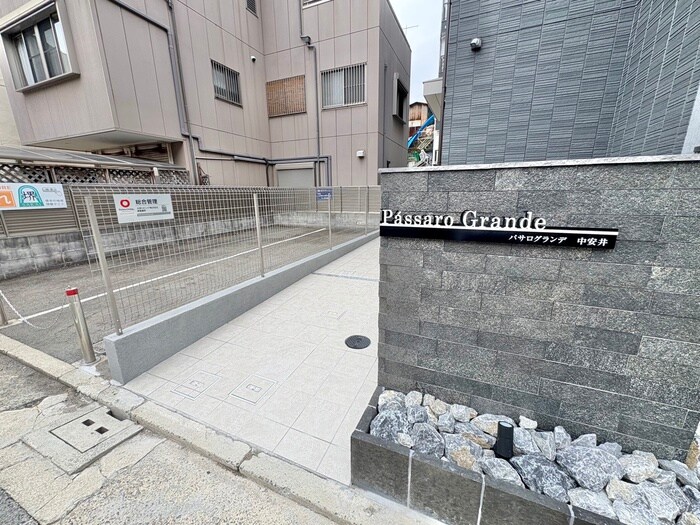 物件外観写真3　(エントランス部分)