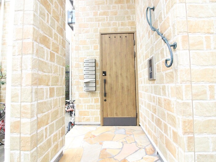 物件外観写真3　(エントランス部分)