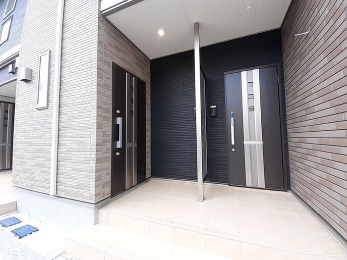 物件外観写真2　(エントランス部分)