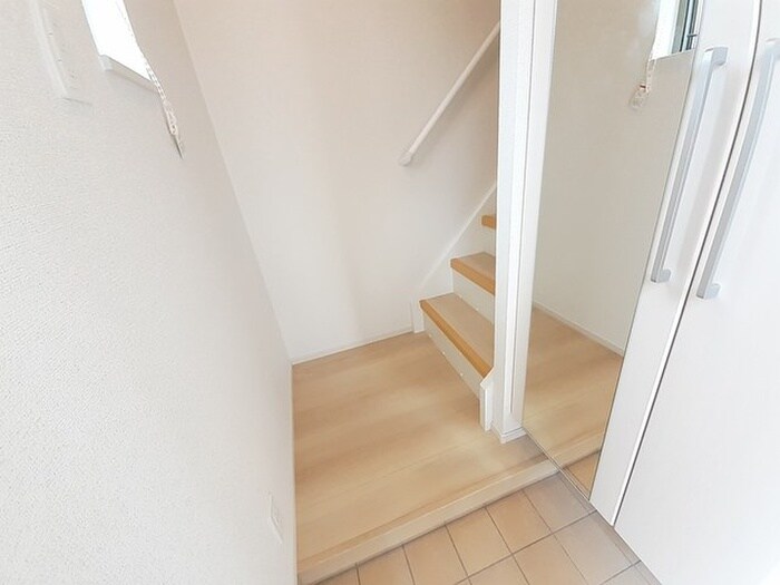 物件内観写真13　(玄関)
