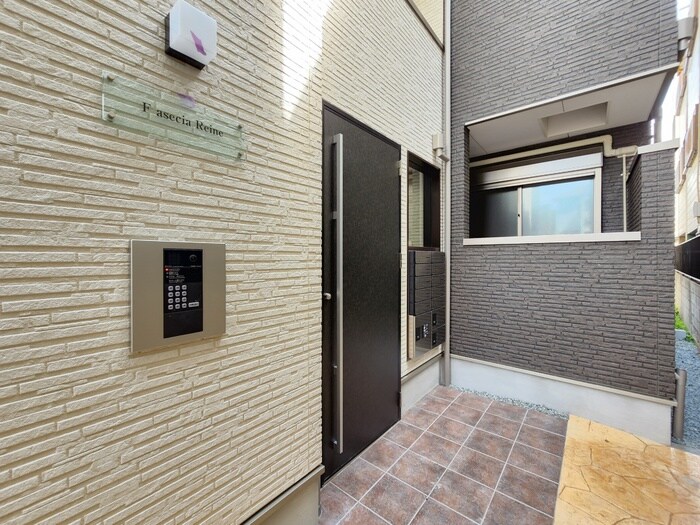 物件外観写真2　(エントランス部分)