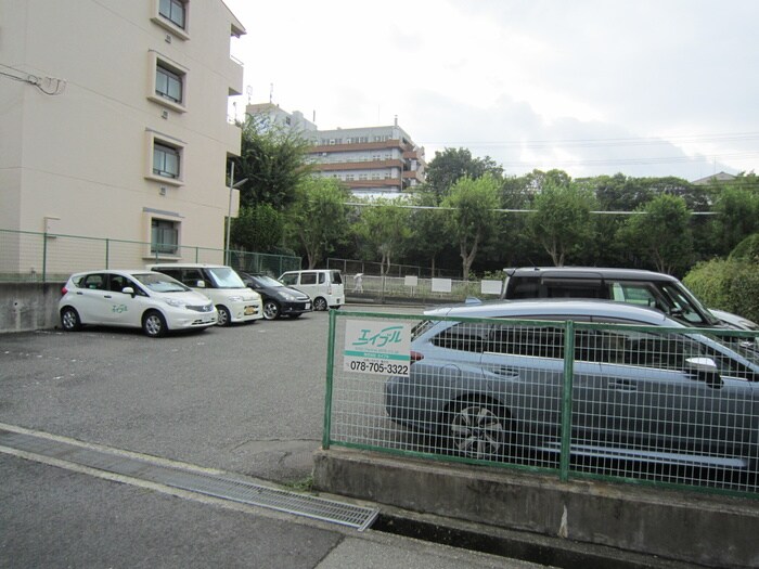 物件外観写真6　(駐車場)