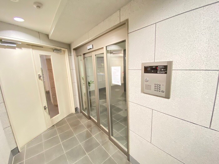 物件外観写真2　(エントランス部分)