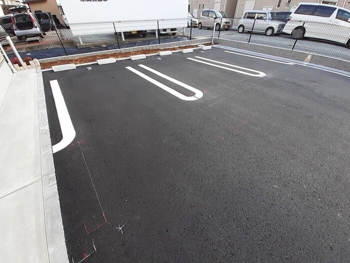 物件外観写真3　(駐車場)