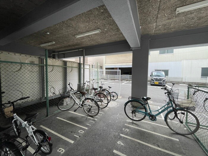 物件外観写真3　(駐輪場)