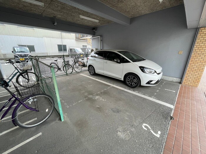 物件外観写真4　(駐車場)