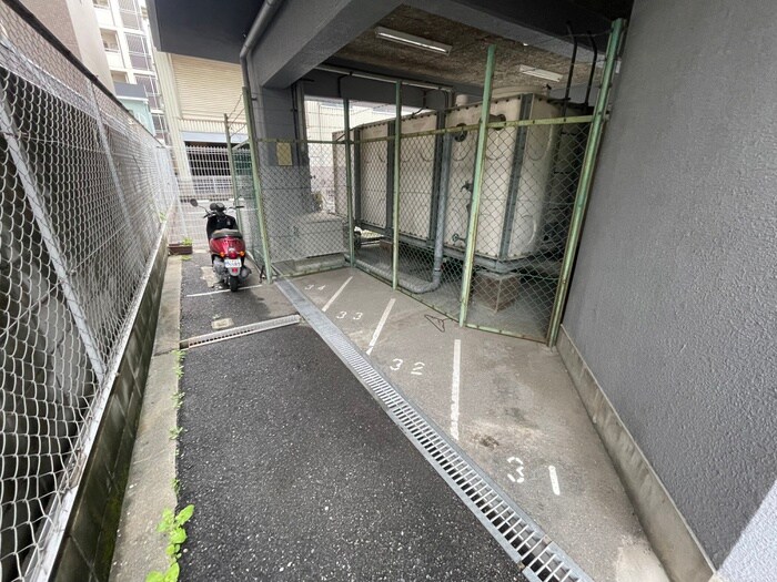 物件外観写真6　(バイク置き場)