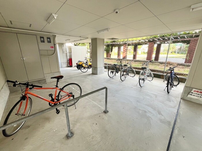 物件外観写真5　(駐輪場)