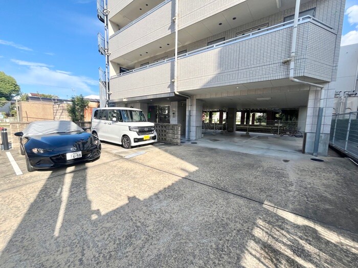 物件外観写真6　(駐車場)