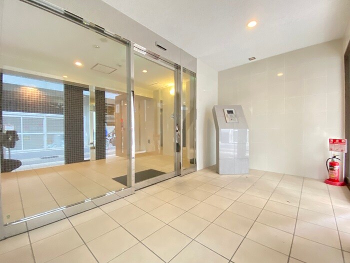 物件外観写真6　(エントランス部分)