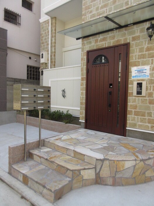 物件外観写真2　(エントランス部分)