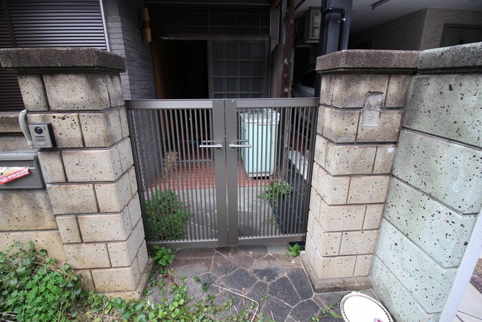 物件外観写真3　(エントランス部分)