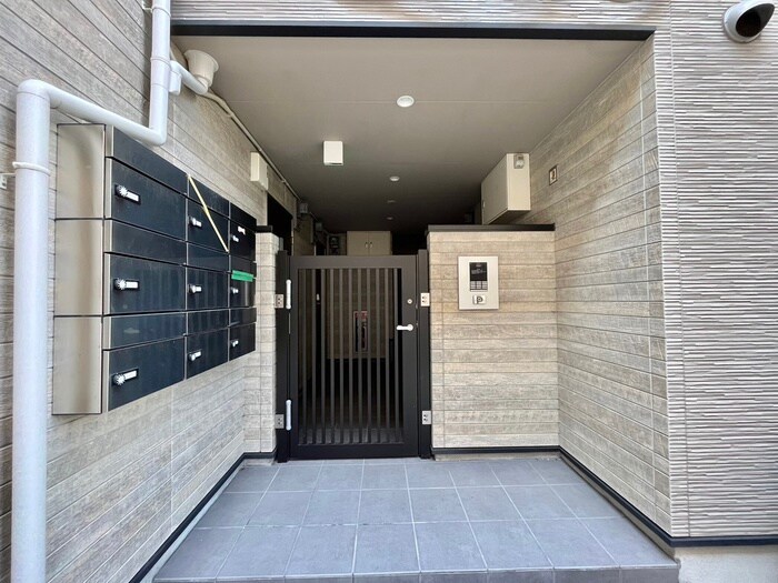 物件外観写真3　(エントランス部分)