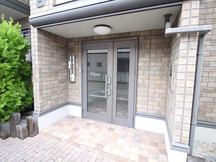 物件外観写真2　(エントランス部分)