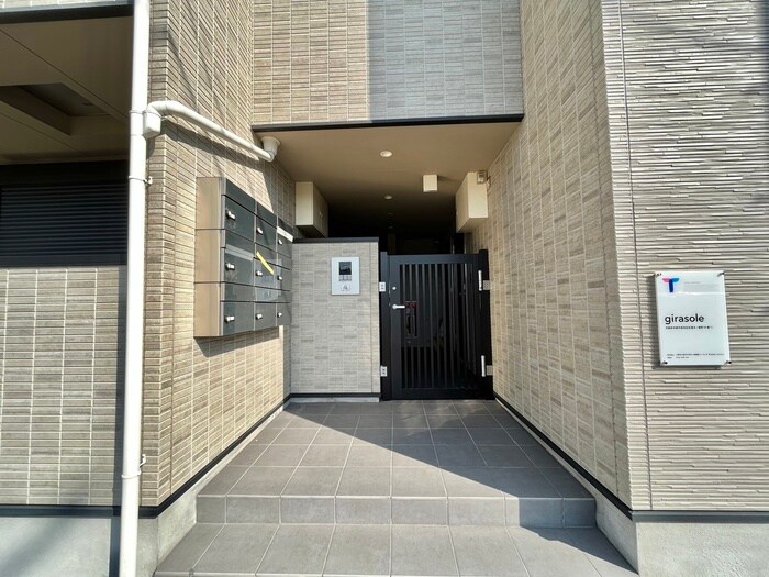 物件外観写真3　(エントランス部分)