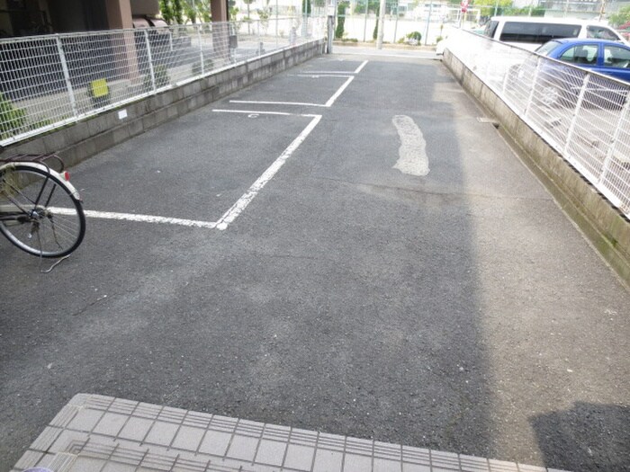 物件外観写真3　(駐車場)