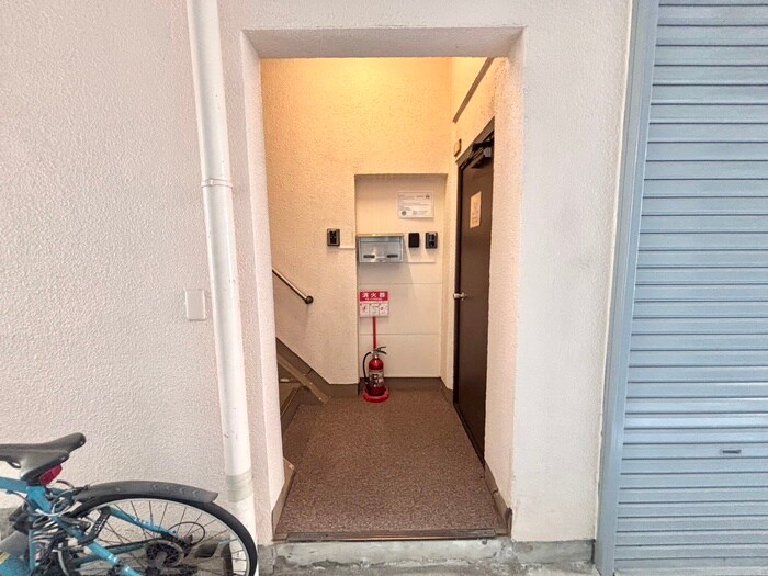 物件外観写真6　(エントランス部分)