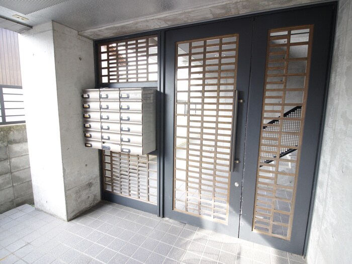 物件外観写真4　(エントランス部分)