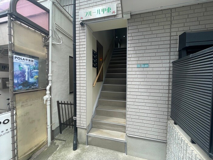 物件外観写真4　(エントランス部分)