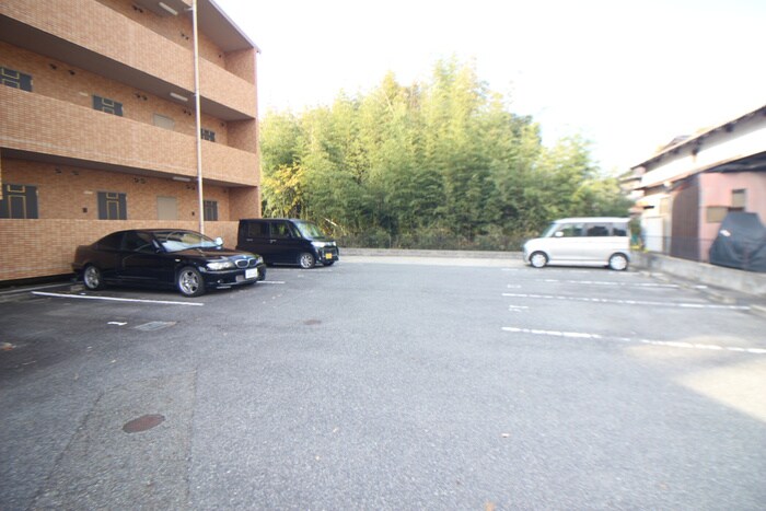 物件外観写真5　(駐車場)