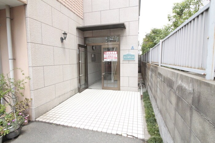 物件外観写真4　(エントランス部分)