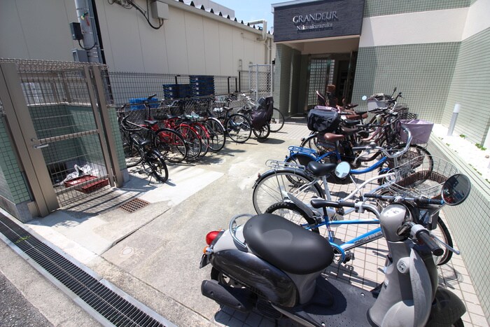 物件外観写真3　(駐輪場)