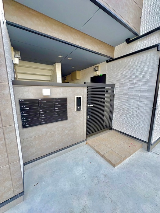 物件外観写真3　(エントランス部分)