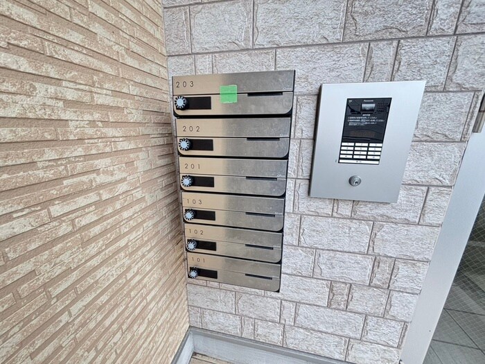 物件外観写真3　(エントランス部分)