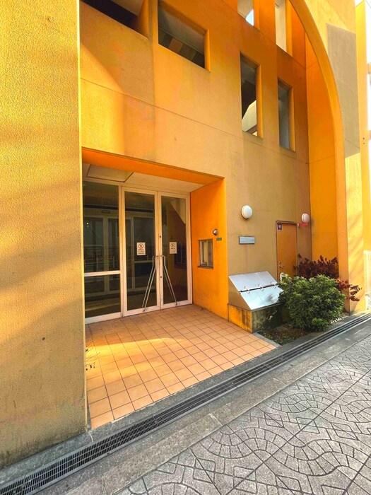 物件外観写真4　(エントランス部分)