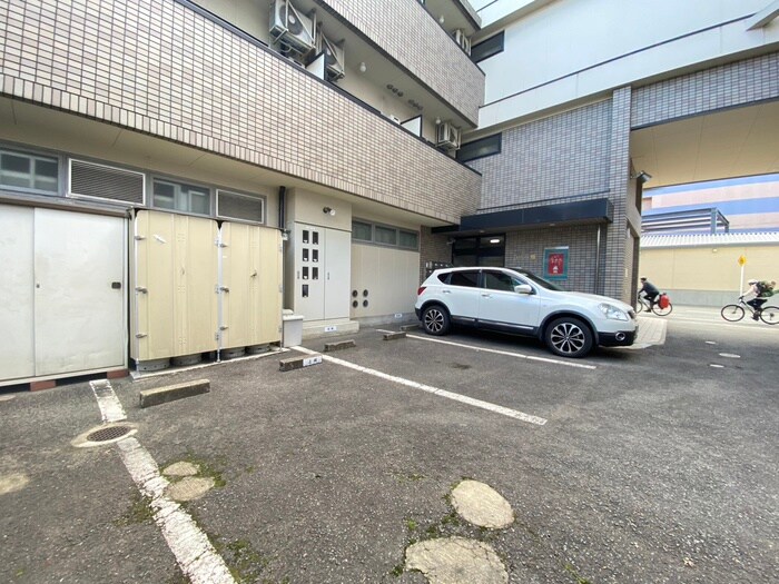 物件外観写真4　(駐車場)