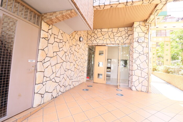 物件外観写真3　(エントランス部分)