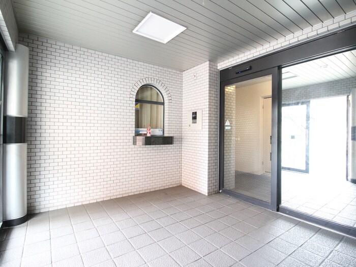 物件外観写真2　(エントランス部分)