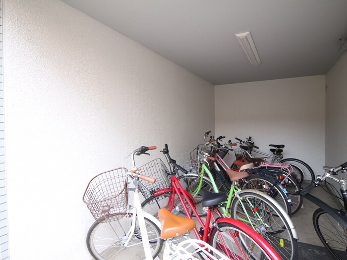 物件外観写真4　(駐輪場)