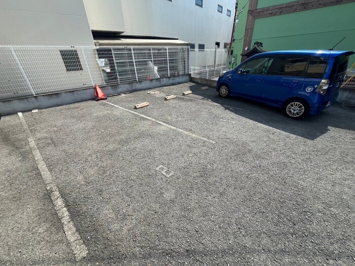 物件外観写真4　(駐車場)