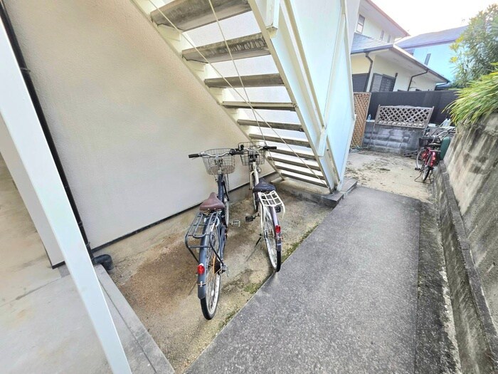 物件外観写真4　(駐輪場)