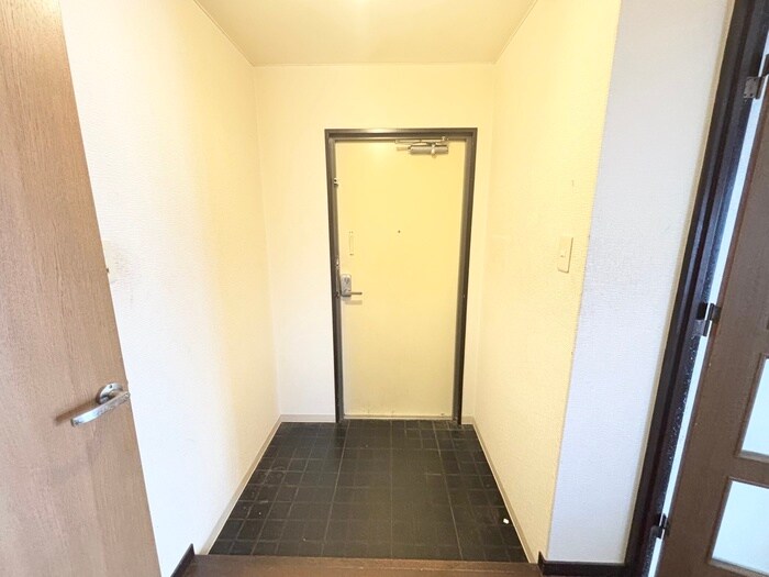 物件内観写真16　(玄関)
