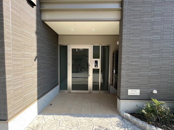 物件外観写真3　(エントランス部分)