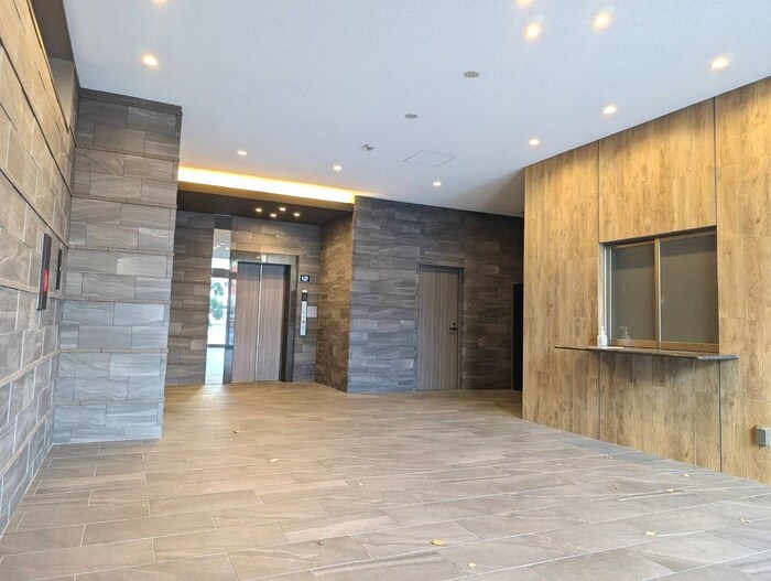 物件外観写真2　(エントランス部分)