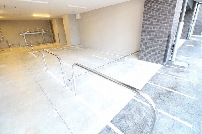 物件外観写真6　(バイク置き場)